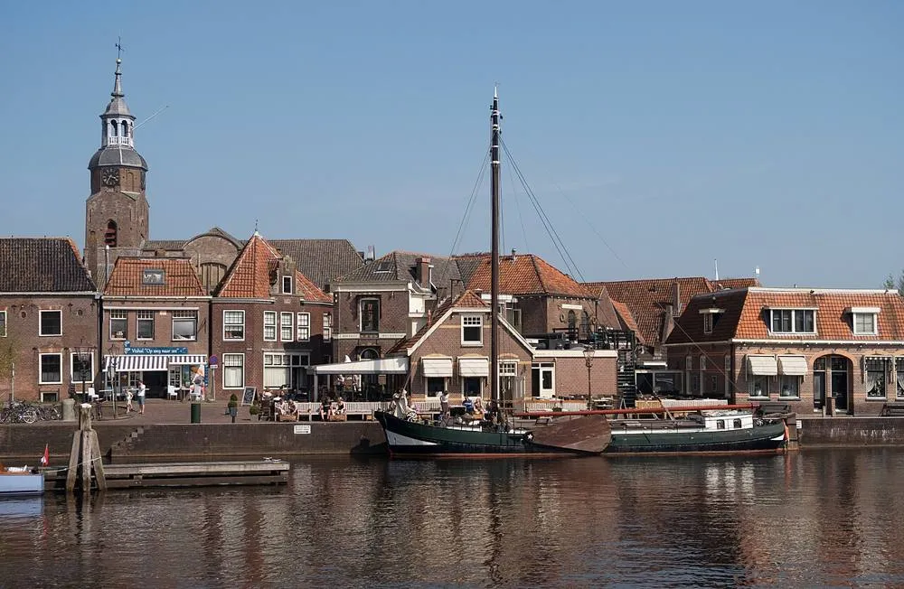 Blokzijl: Blokzijl, de Havenkolk met zicht op de Zeedijk en de Hervormde kerk RM10448 IMG 2825 2018-04-20 14.35